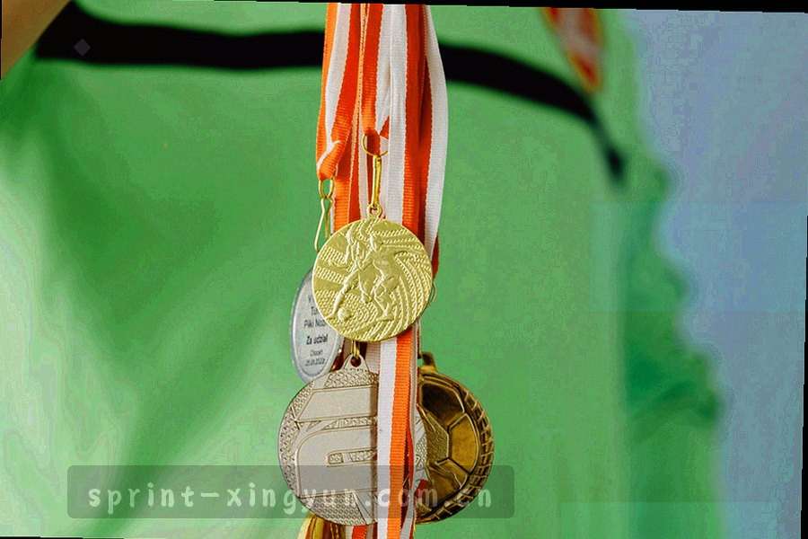 深墨绿底色上的伤停标签卡与比分卡并排摆放，标签为琥珀色高对比底色